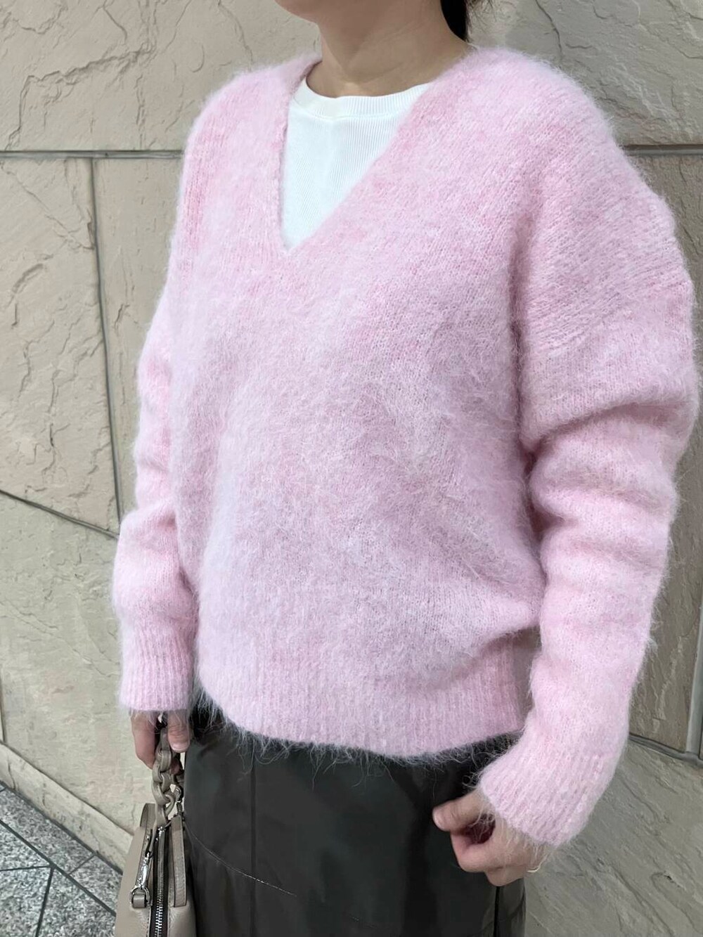 ホワイト系のTシャツ/カットソー、ベージュ系のブーツ、ブラウン系のスカートを着用したレディースの秋コーディネートの3枚目の写真