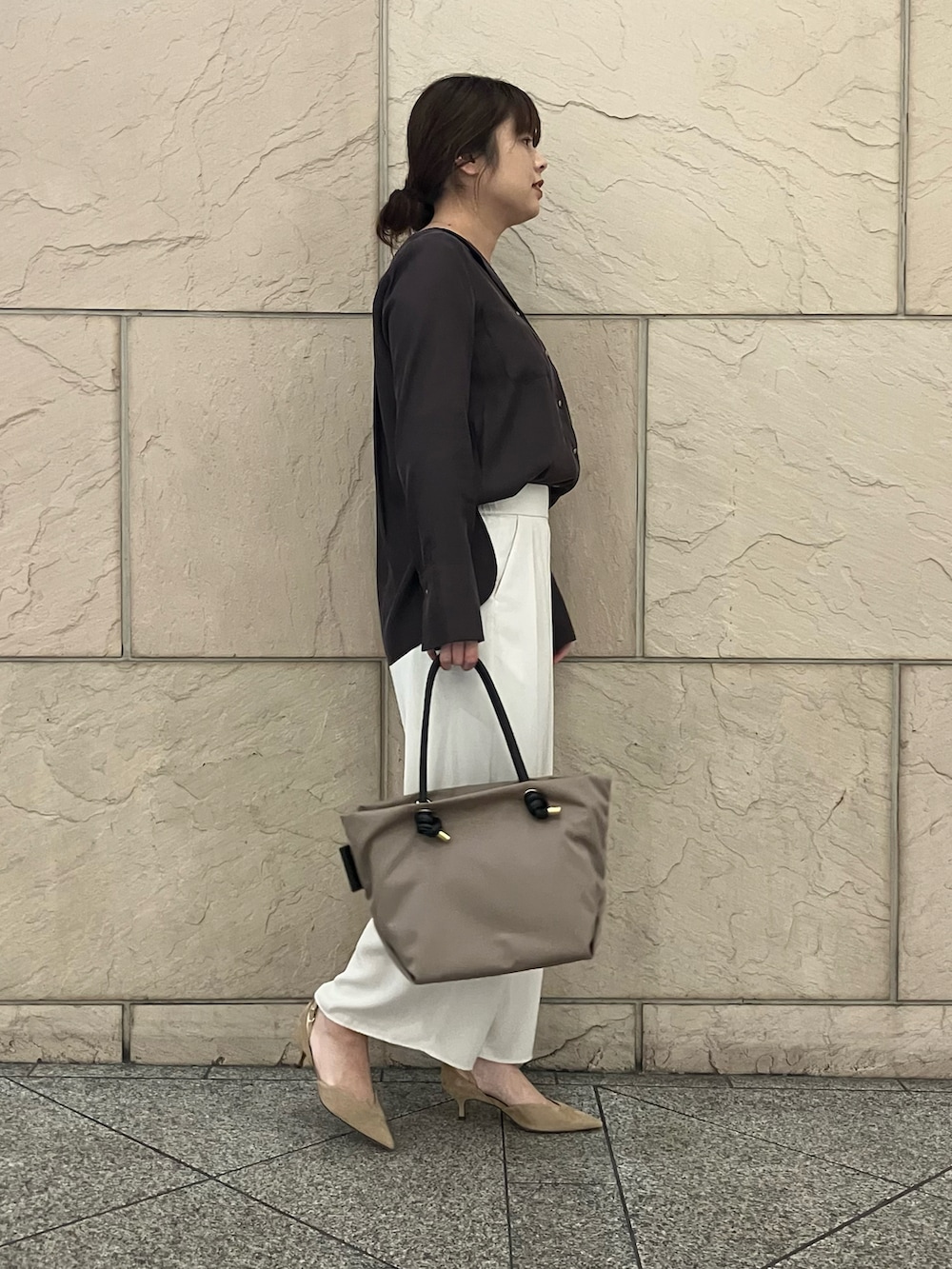 レッド系のシャツ/ブラウス、ホワイト系のその他パンツ、ベージュ系のトートバッグを着用したレディースの秋コーディネートの2枚目の写真