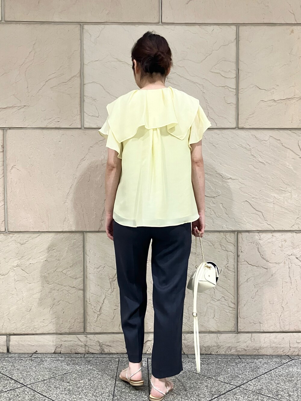 ホワイト系のシャツ/ブラウス、グレー系のその他パンツ、ホワイト系のショルダーバッグを着用したレディースの夏コーディネートの3枚目の写真