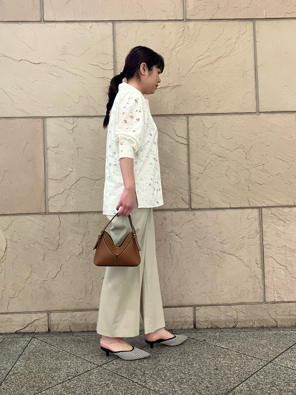 ホワイト系のシャツ/ブラウス、ベージュ系のその他パンツ、ブラウン系のバッグを着用したレディースの春コーディネートの2枚目の写真