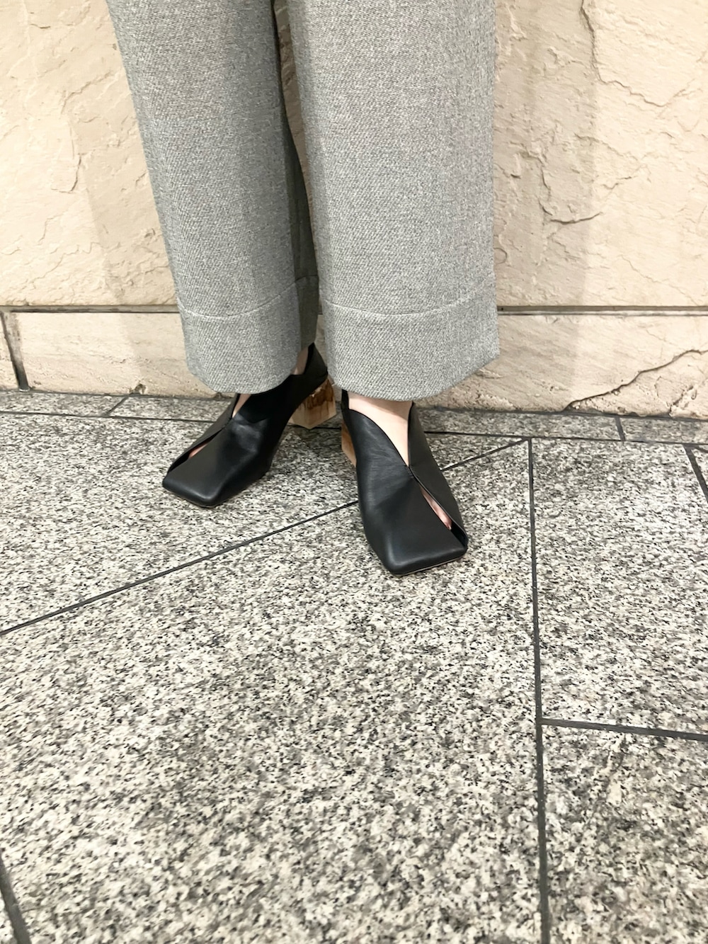 グレー系のその他パンツ、ブラック系のパンプス、ブラウン系のトップスを着用したレディースの夏コーディネートの4枚目の写真