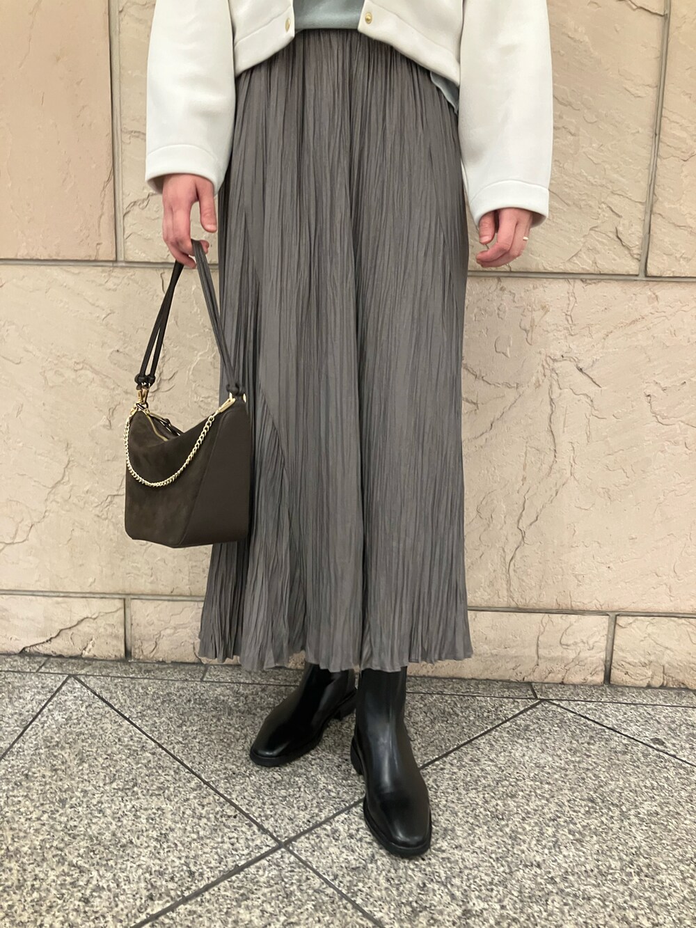 ベージュ系のその他トップス、ブルー系のTシャツ/カットソー、グレー系のスカートを着用したレディースの秋コーディネートの5枚目の写真