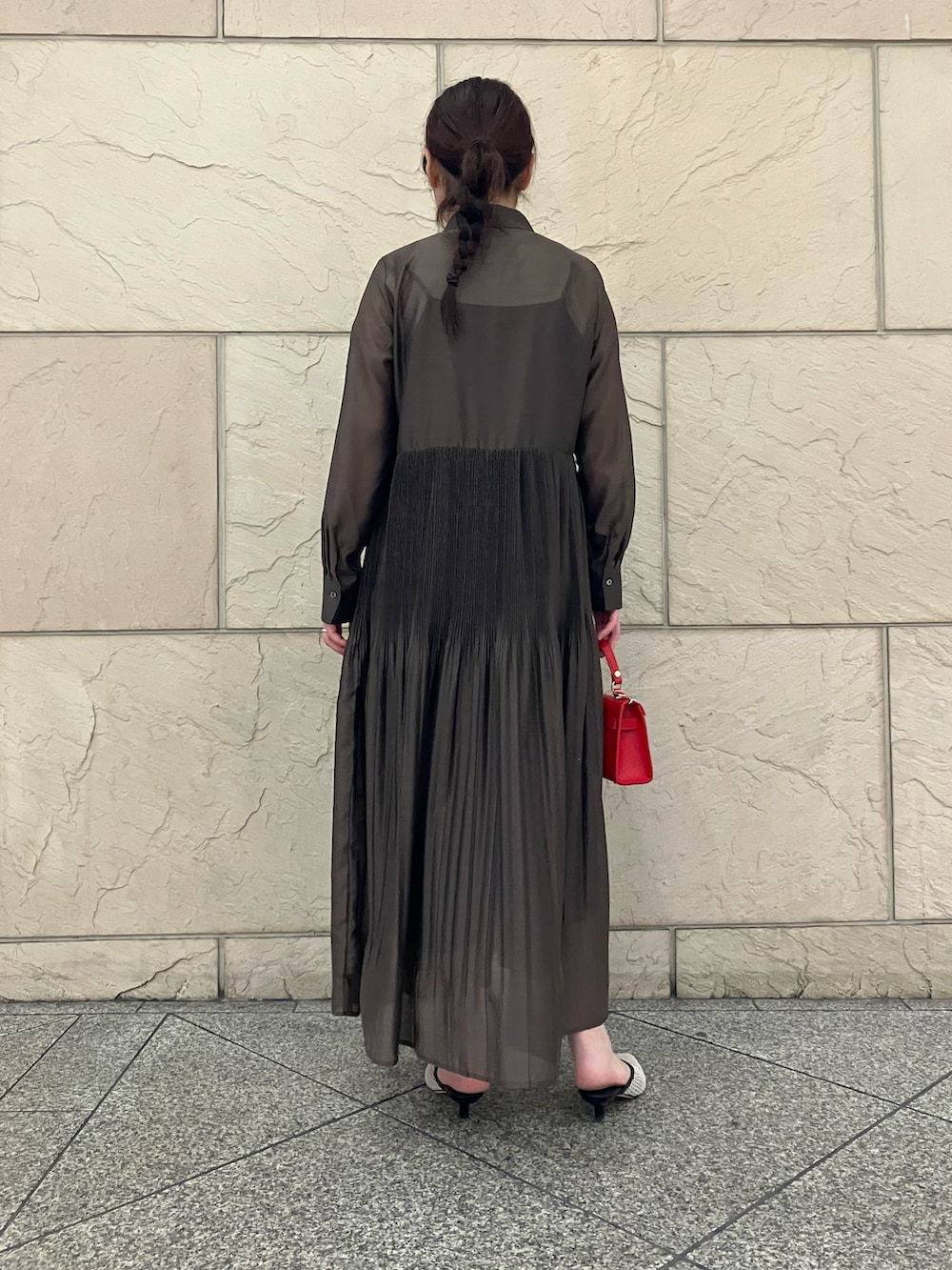 ブラウン系のワンピース、レッド系のバッグを着用したレディースの冬コーディネートの3枚目の写真