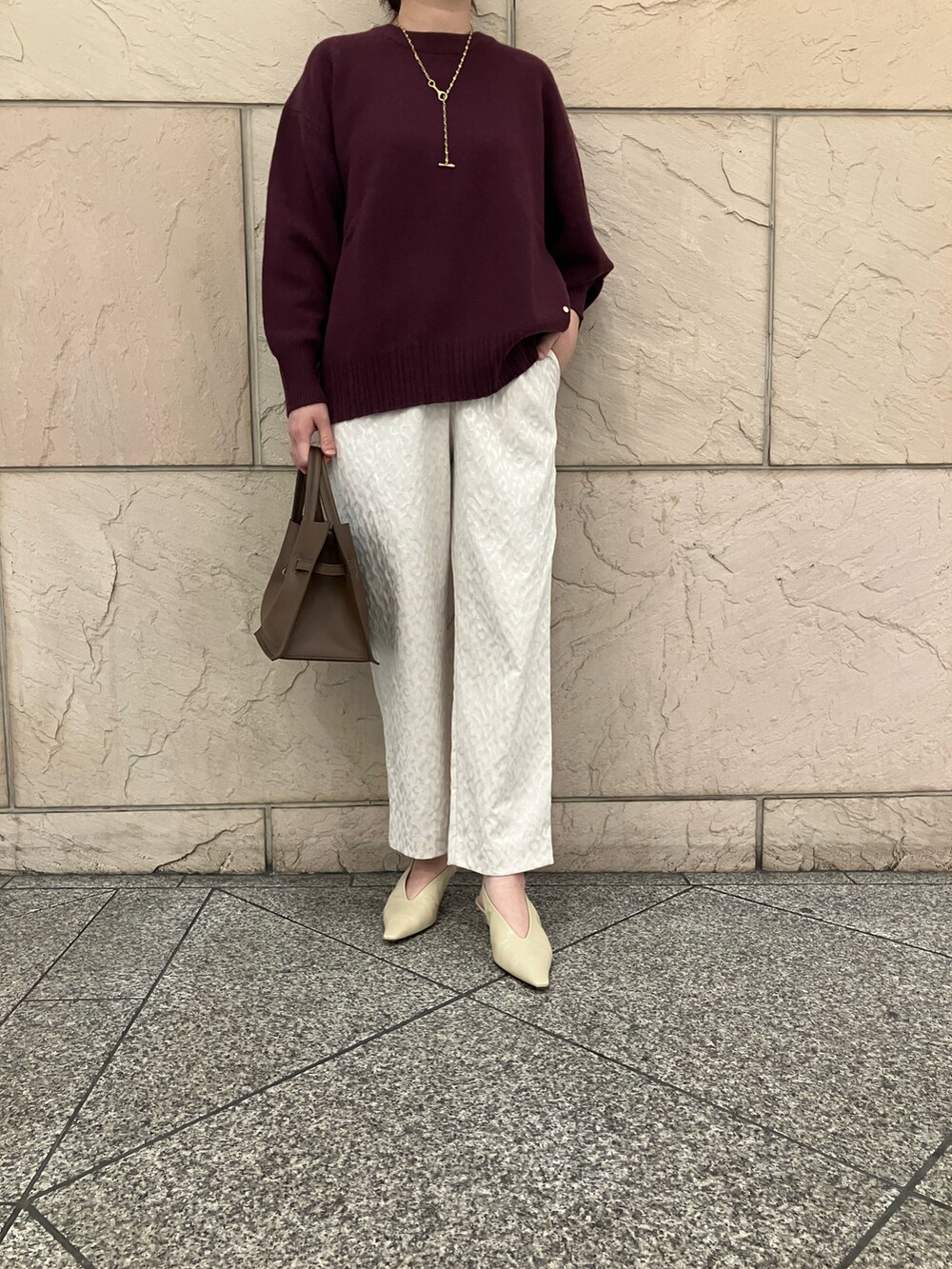 ホワイト系のその他パンツ、レッド系のニット/セーター、ブラウン系のトートバッグを着用したレディースの秋コーディネートの5枚目の写真