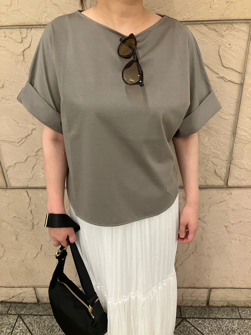 ブラウン系のTシャツ/カットソー、ホワイト系のスカート、ブラック系のショルダーバッグを着用したレディースの夏コーディネートの4枚目の写真