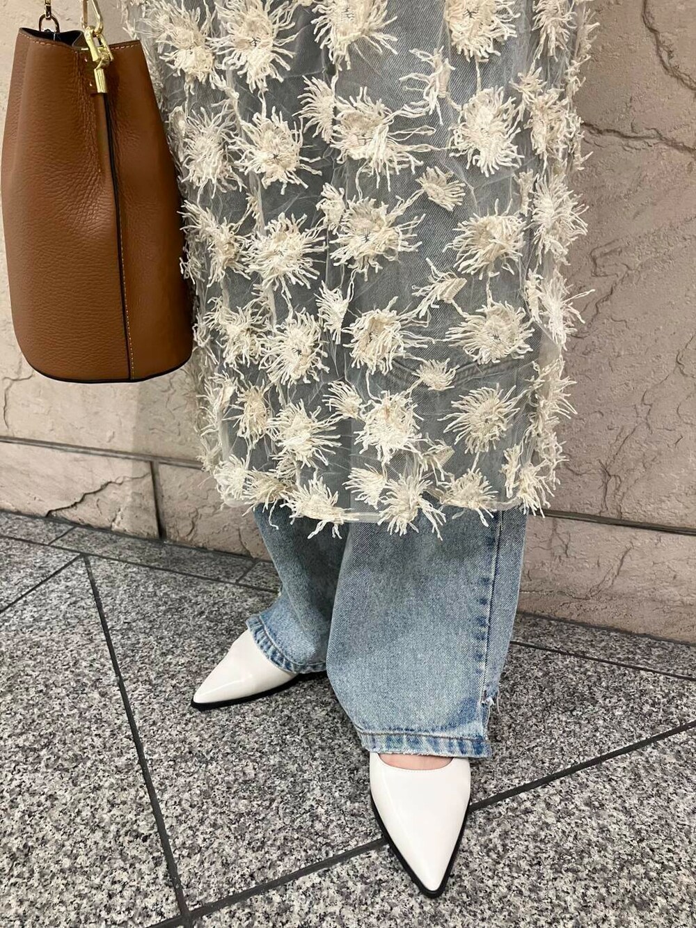 ブルー系のデニムパンツ、グレー系のカーディガン/ボレロ、イエロー系のシャツ/ブラウスを着用したレディースの秋コーディネートの7枚目の写真