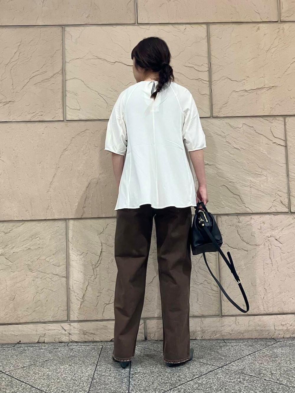 ホワイト系のTシャツ/カットソー、ブラック系のハンドバッグ、グリーン系のパンプスを着用したレディースの夏コーディネートの3枚目の写真