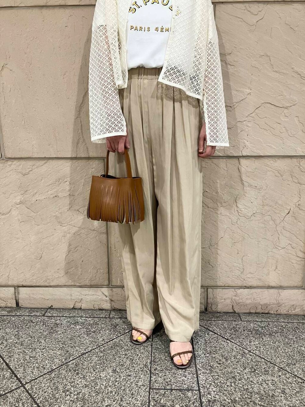 イエロー系のハンドバッグ、ホワイト系のその他トップス、ホワイト系のTシャツ/カットソーを着用したレディースの夏コーディネートの5枚目の写真
