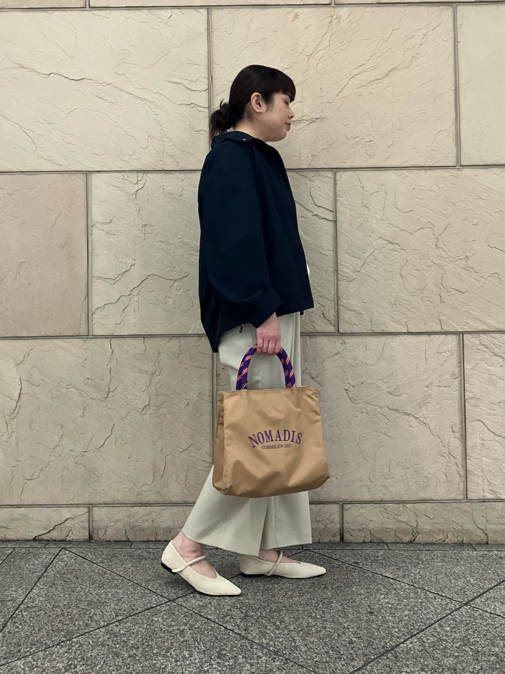 ホワイト系のベスト、ブルー系のその他アウター、ベージュ系のその他パンツを着用したレディースの冬コーディネートの2枚目の写真