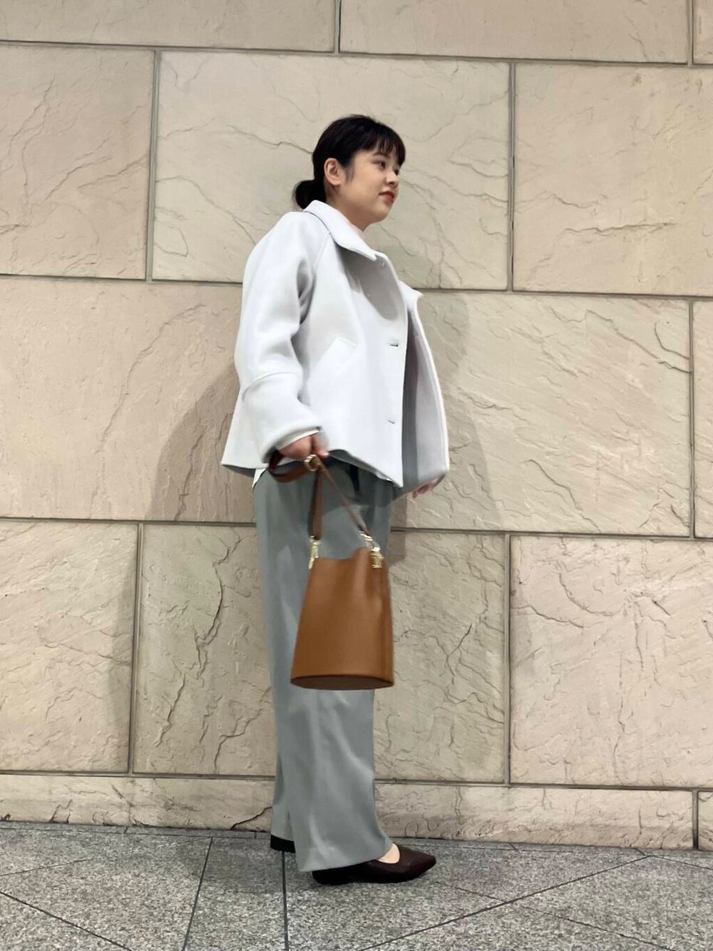 ホワイト系のシャツ/ブラウス、グレー系のピーコート、ブラウン系のショルダーバッグを着用したレディースの秋コーディネートの2枚目の写真