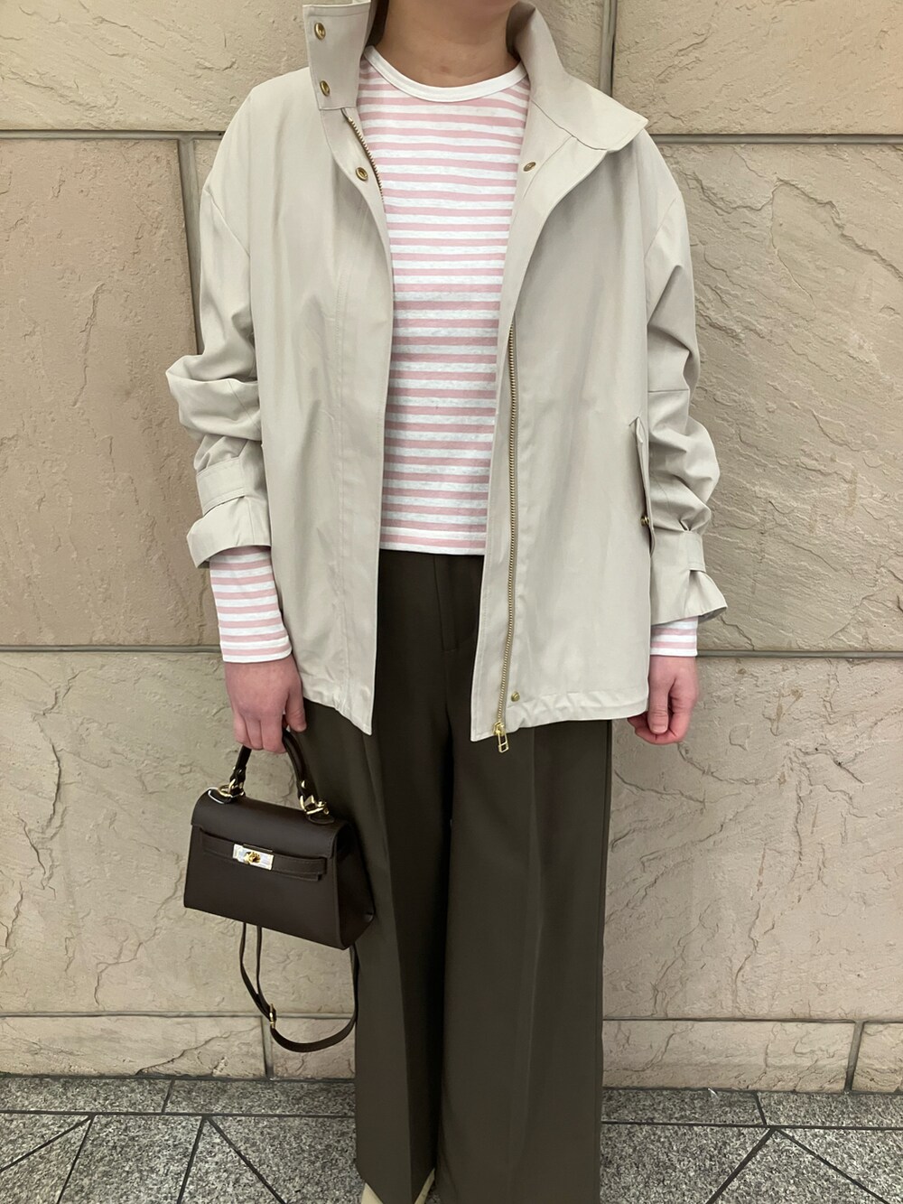 ベージュ系のその他アウター、ブラウン系のその他パンツ、ピンク系のトップスを着用したレディースの冬コーディネートの4枚目の写真