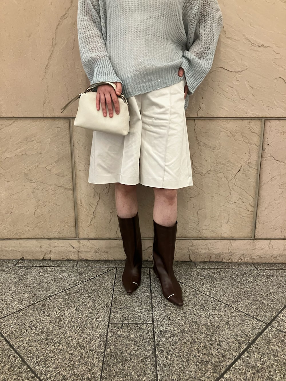 グリーン系のニット/セーター、ホワイト系のその他パンツ、ベージュ系のショルダーバッグを着用したレディースの秋コーディネートの5枚目の写真