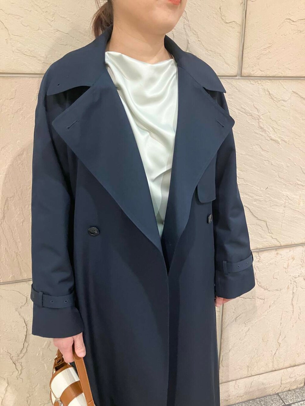 ホワイト系のその他パンツ、ブルー系のトレンチコート、グリーン系のシャツ/ブラウスを着用したレディースの冬コーディネートの4枚目の写真