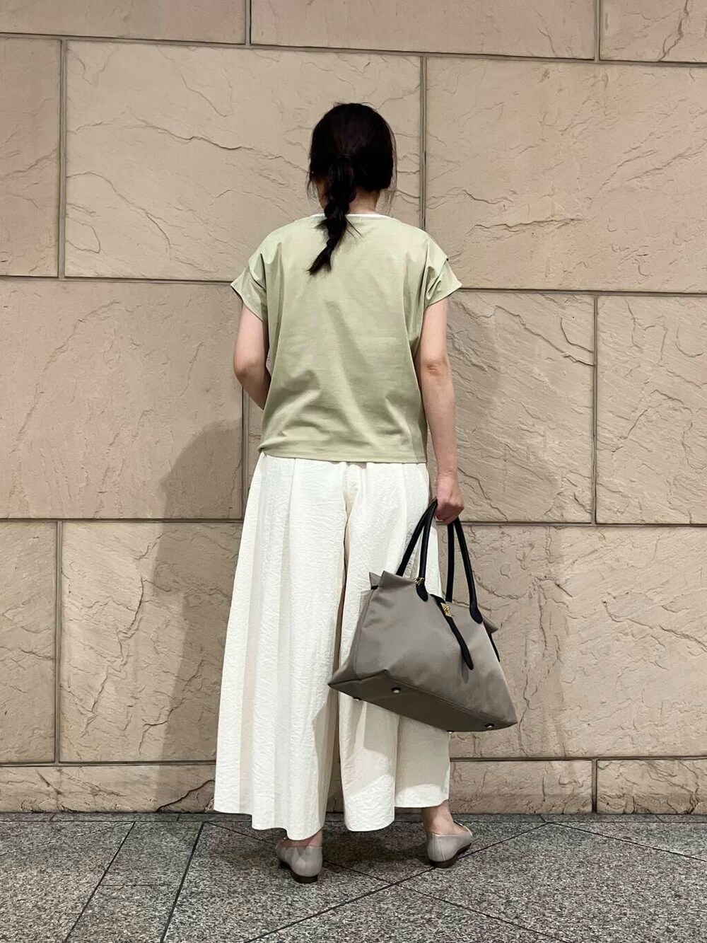 グレー系のローファー、ホワイト系のその他パンツ、グリーン系のTシャツ/カットソーを着用したレディースの夏コーディネートの3枚目の写真