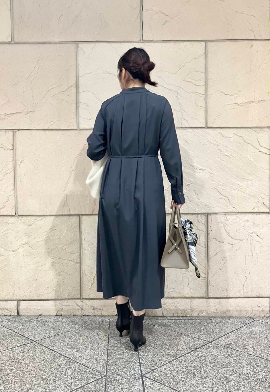 グレー系のワンピース、グレー系のカーディガン/ボレロ、ブラック系のブーツを着用したレディースの秋コーディネートの6枚目の写真