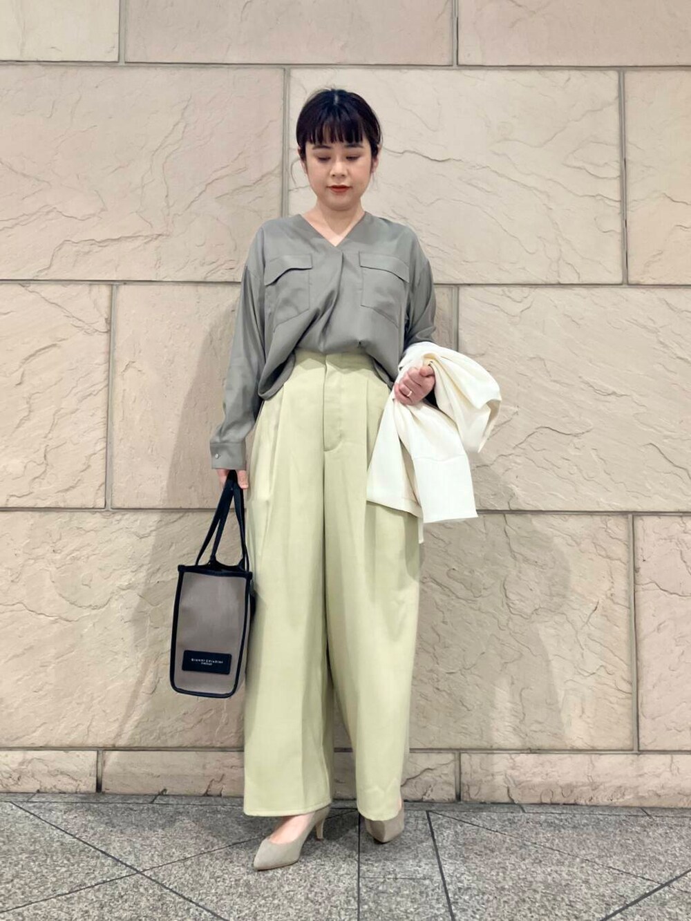 「大人カジュアル、ワイドパンツ、デートコーデ、ママコーデ、ブラウス、春アウター、通勤コーデ、newarrival、ROSSO、綺麗めカジュアル、お仕事コーデ、お出かけコーデ、旅行コーデ、骨格ストレート、イエローベース秋」｜「URBAN RESEARCH ROSSO WOMENの『MADE IN JAPAN』オリジナルスウェードパンプス（パンプス、ブラウン系）」を使った、umediaさん（レディース・164cm）の春コーディネートの5枚目の写真
