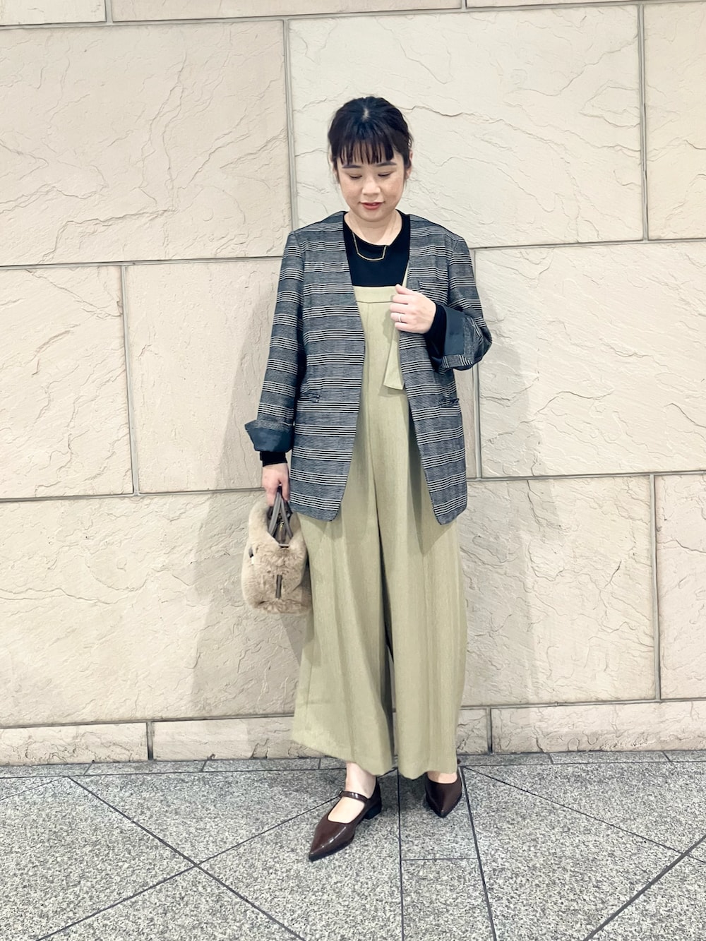 ベージュ系のサロペット/オーバーオール、ブラック系のTシャツ/カットソー、ブラック系のジャケット/アウターを着用したレディースの秋コーディネートの2枚目の写真