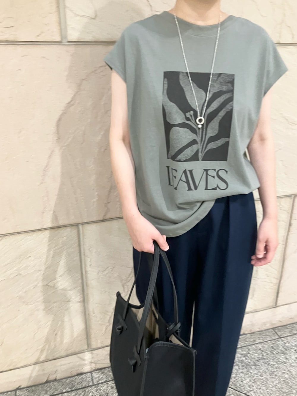 グリーン系のTシャツ/カットソー、ブルー系のその他パンツ、ブラック系のトートバッグを着用したレディースの夏コーディネートの3枚目の写真