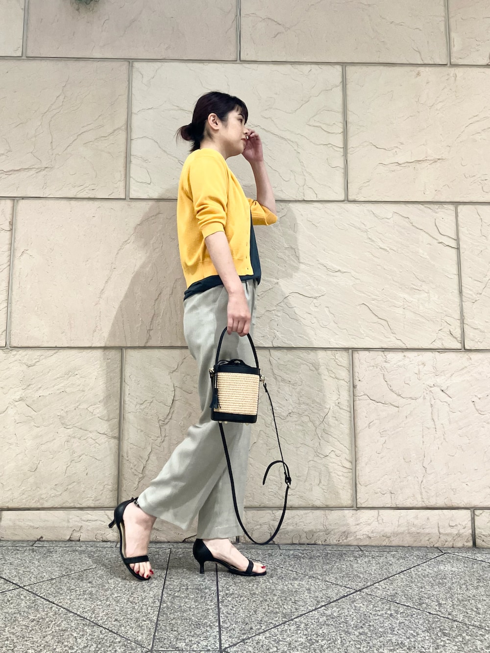 ゴールド系のカーディガン/ボレロ、グレー系のTシャツ/カットソー、ベージュ系のその他パンツを着用したレディースの夏コーディネートの2枚目の写真