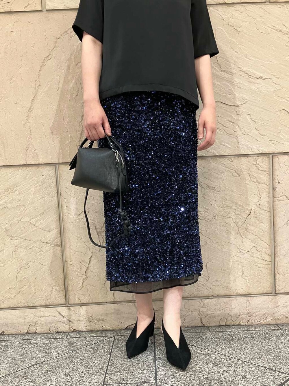 ブラック系のTシャツ/カットソーを着用したレディースの夏コーディネートの5枚目の写真