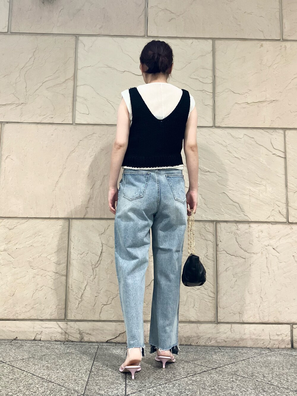 その他のトップス、ホワイト系のタンクトップ、ブラック系のバッグを着用したレディースの夏コーディネートの2枚目の写真