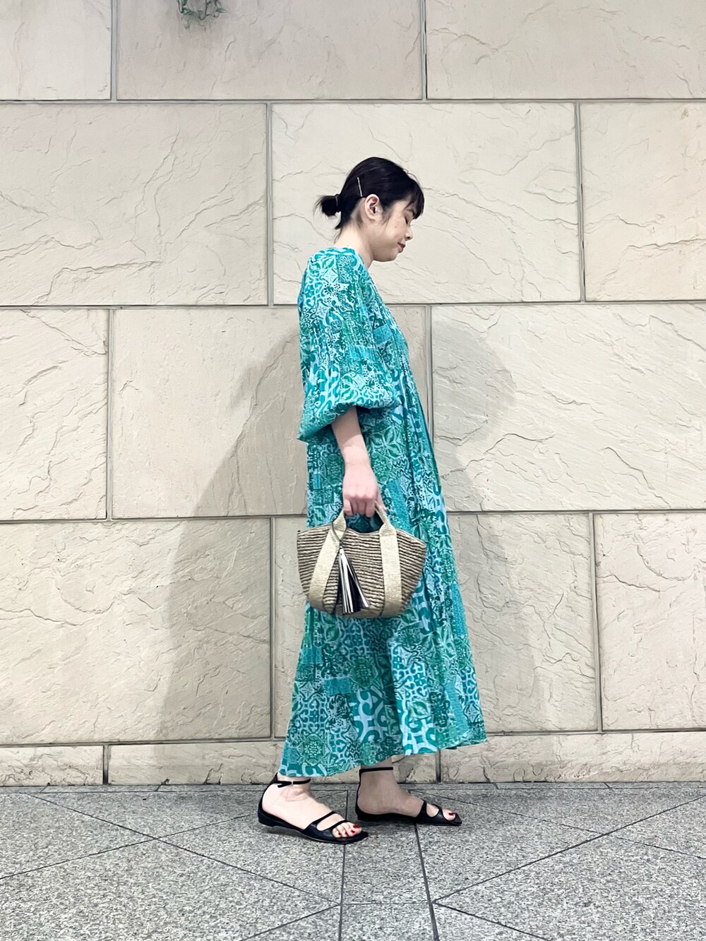 グリーン系のワンピース/ドレス、ブラウン系のかごバッグを着用したレディースの春コーディネートの3枚目の写真