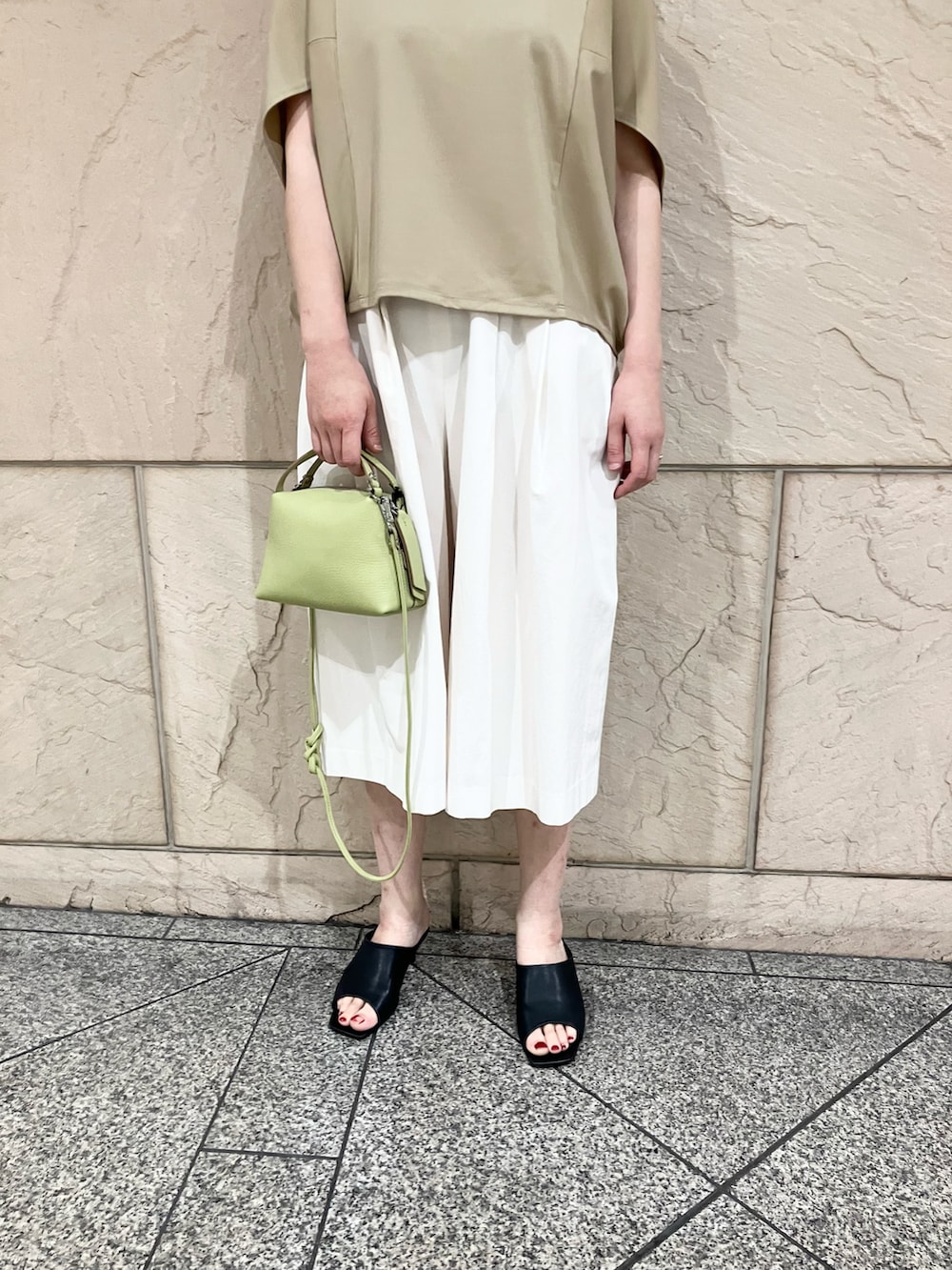 「ドレスパンツ、カットソー、ママコーデ、ラクチンコーデ、休日スタイル、春ファッション」｜「URBAN RESEARCH ROSSO WOMENの5分袖ドルマンプルオーバー（Tシャツ/カットソー、ベージュ系）」を使った、umedaさん（レディース・164cm）の春コーディネートの5枚目の写真