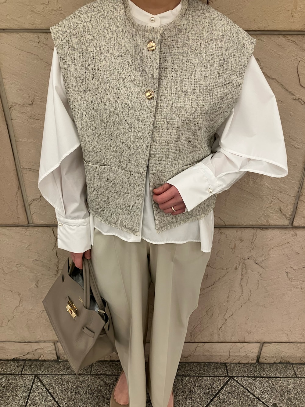 ホワイト系のベスト、ホワイト系のシャツ/ブラウス、ベージュ系のその他パンツを着用したレディースの冬コーディネートの4枚目の写真