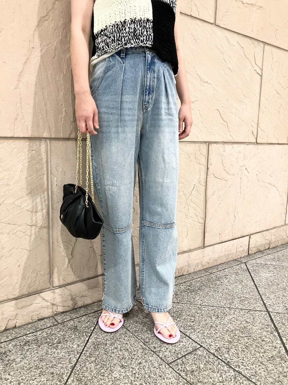 その他のトップス、ホワイト系のタンクトップ、ブラック系のバッグを着用したレディースの夏コーディネートの3枚目の写真