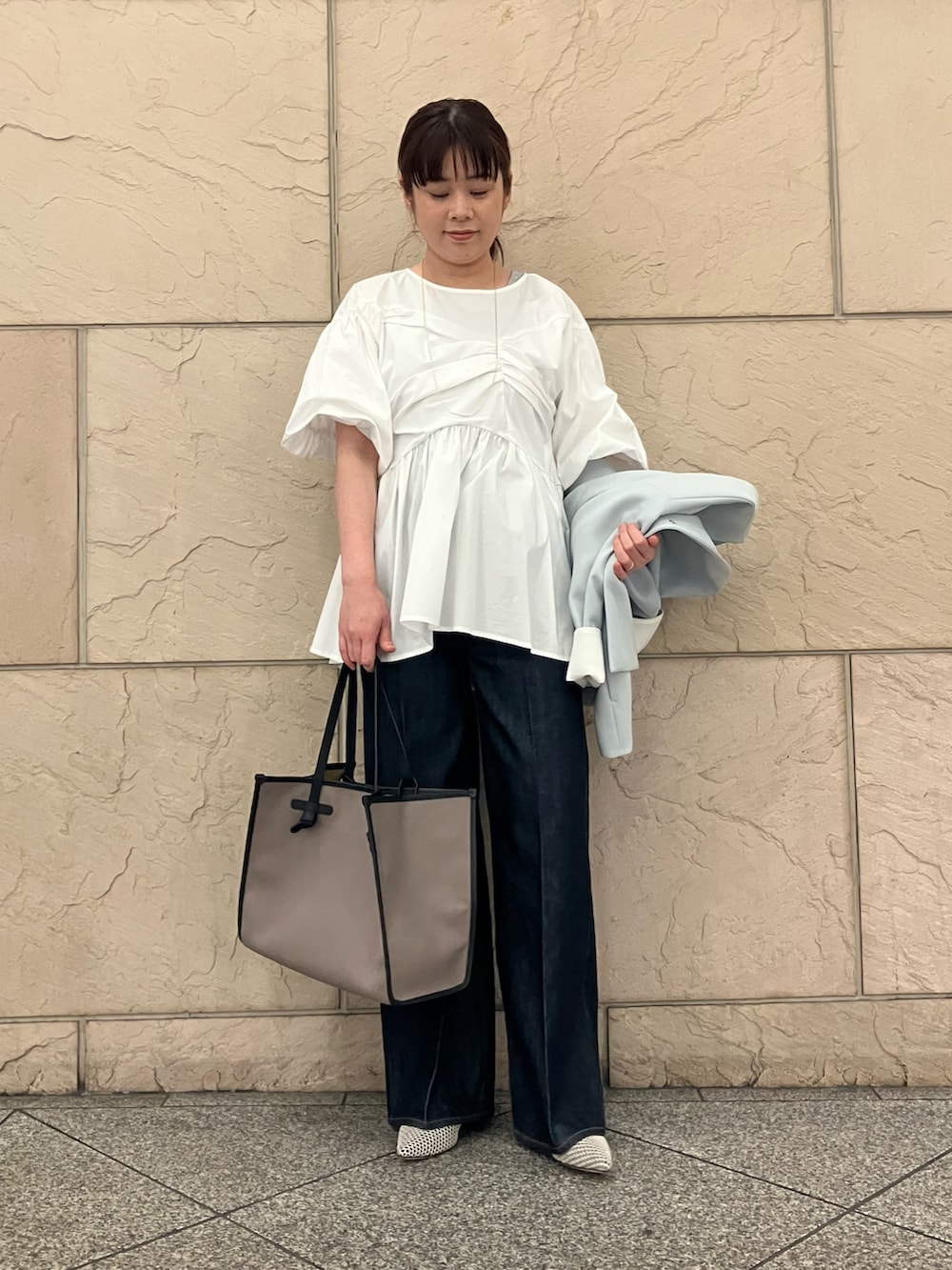 ホワイト系のシャツ/ブラウス、ホワイト系のノーカラージャケット、ブルー系のパンツを着用したレディースの春コーディネートの4枚目の写真