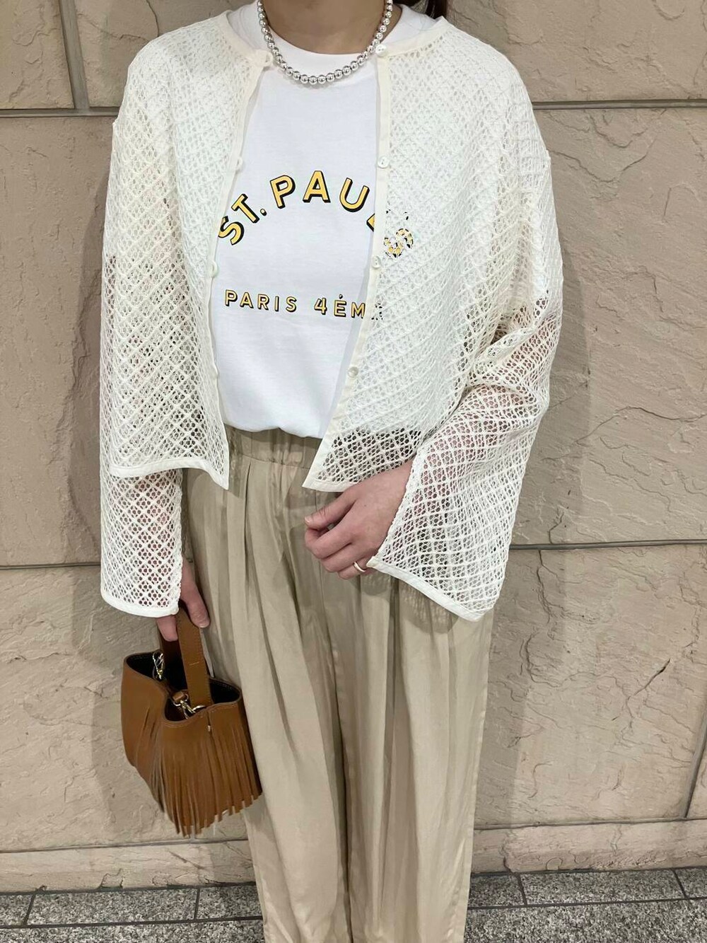 イエロー系のハンドバッグ、ホワイト系のその他トップス、ホワイト系のTシャツ/カットソーを着用したレディースの夏コーディネートの4枚目の写真