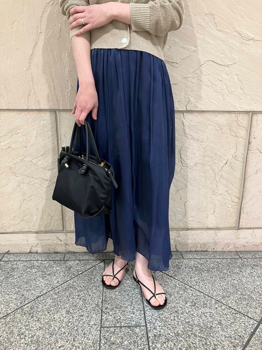 「カーディガン、大人カジュアル、スカート、デートコーデ、ママコーデ、カットソー、休日コーデ、newarrival、ROSSO、メッシュ、綺麗めカジュアル、お仕事コーデ、お出かけコーデ、淡色コーデ、旅行コーデ」|「VIOLAd'OROのVIOLAd’ORO BIANCA S(トートバッグ、ブラック系)」を使った、umedaさん(レディース・164cm)の春コーディネートの5枚目の写真