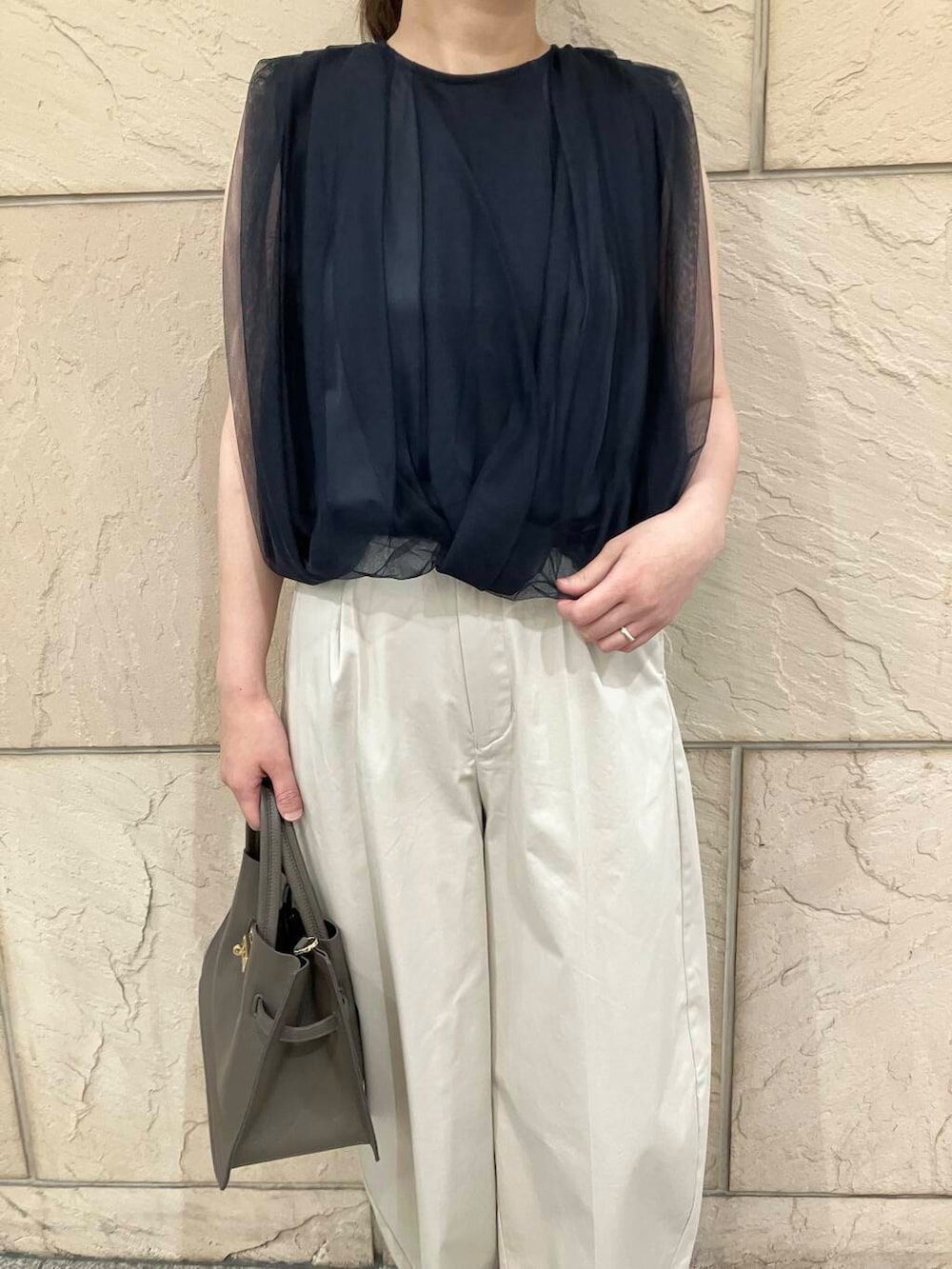 「大人カジュアル、デートコーデ、ママコーデ、チノパンツ、チュール、休日コーデ、newarrival、オフィスカジュアル、通勤、ROSSO、コクーンパンツ、綺麗めカジュアル、お仕事コーデ、お出かけコーデ、ウォッシャブル」｜「URBAN RESEARCH ROSSO WOMENのストレッチコクーンチノパンツ（その他パンツ、ベージュ系）」を使った、umediaさん（レディース・164cm）の夏コーディネートの4枚目の写真