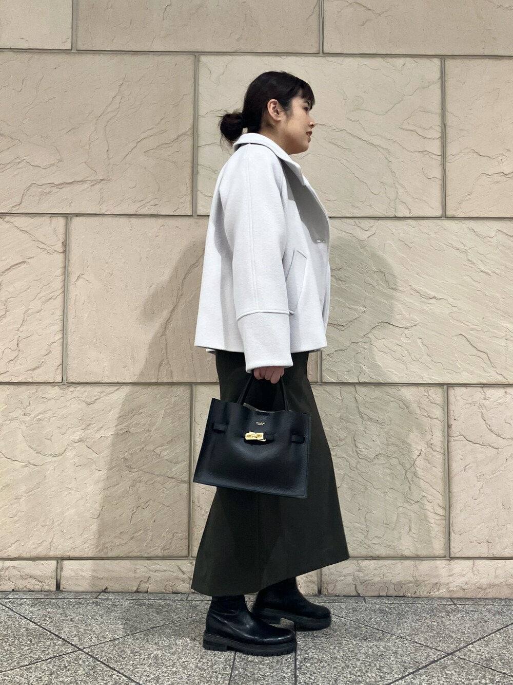 「カジュアルスタイル、ゆるコーデ、冬アウター、大人女子」｜「URBAN RESEARCH ROSSO WOMENのショートハイネックホールニット（ニット/セーター、レッド系）」を使った、umediaさん（レディース・164cm）の冬コーディネートの2枚目の写真