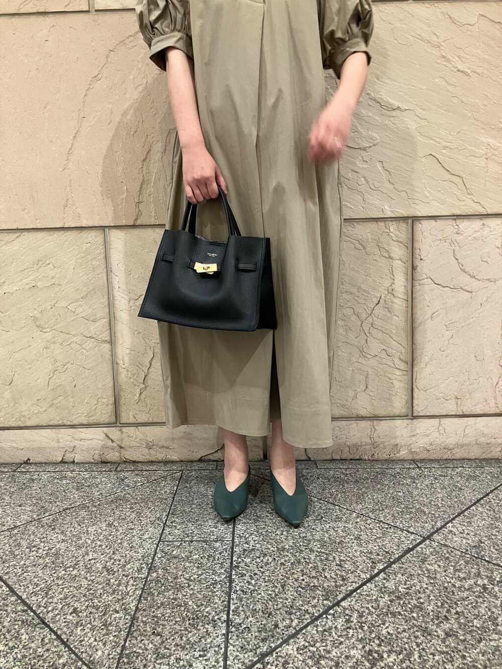 ベージュ系のワンピース、ブラック系のトートバッグ、グリーン系のパンプスを着用したレディースの夏コーディネートの5枚目の写真