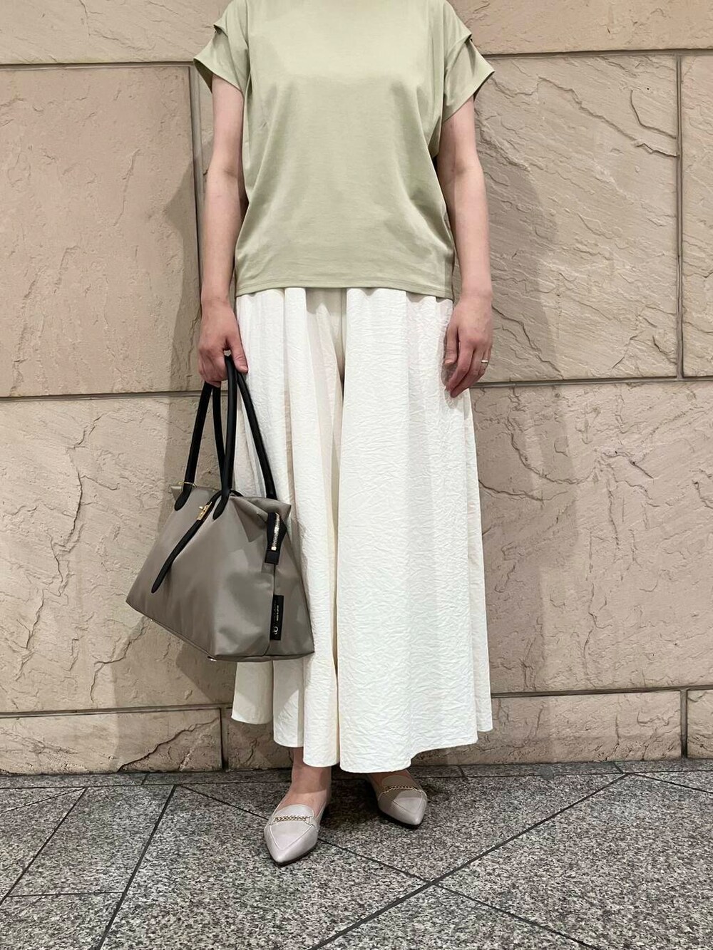 グレー系のローファー、ホワイト系のその他パンツ、グリーン系のTシャツ/カットソーを着用したレディースの夏コーディネートの5枚目の写真