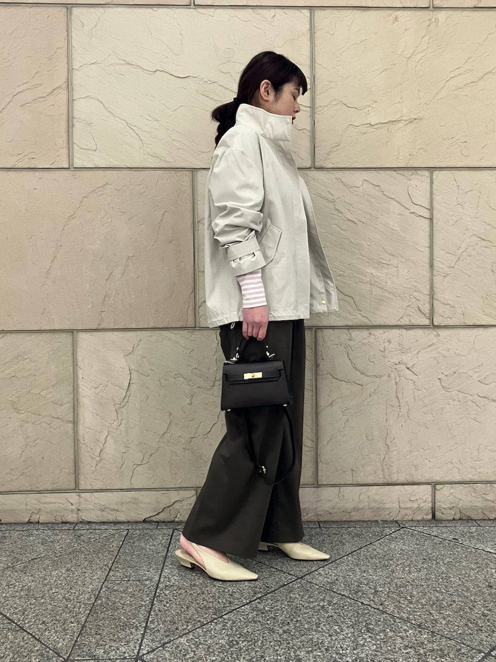 ベージュ系のその他アウター、ブラウン系のその他パンツ、ピンク系のトップスを着用したレディースの冬コーディネートの2枚目の写真