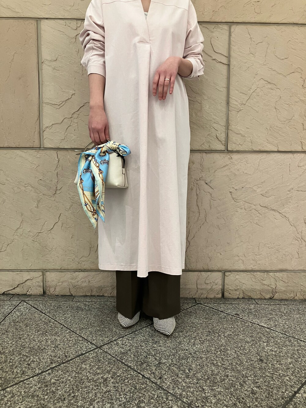 ブラウン系のその他パンツ、ピンク系のワンピース、ベージュ系のショルダーバッグを着用したレディースの春コーディネートの5枚目の写真