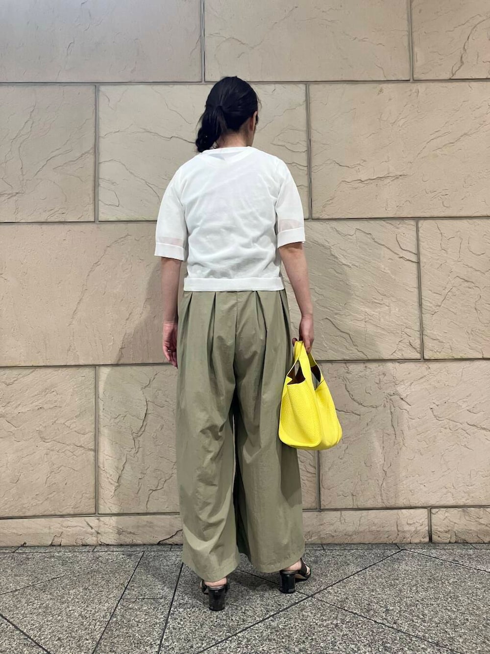 ベージュ系のその他パンツ、ホワイト系のカーディガン/ボレロ、ホワイト系のTシャツ/カットソーを着用したレディースの夏コーディネートの3枚目の写真
