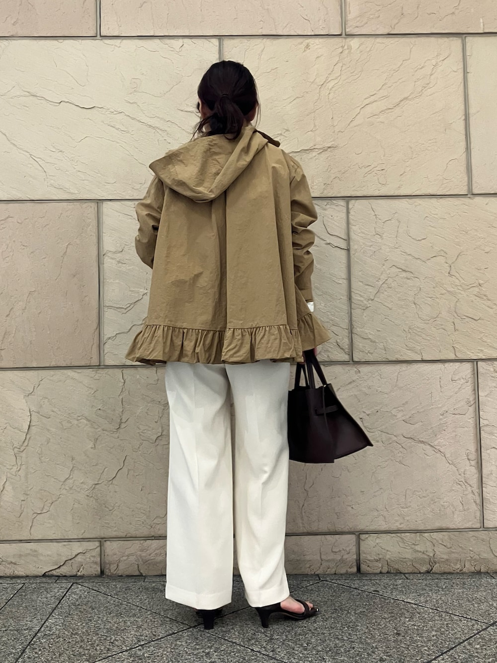 ホワイト系のその他パンツ、ホワイト系のシャツ/ブラウス、ブラウン系のトートバッグを着用したレディースの春コーディネートの3枚目の写真