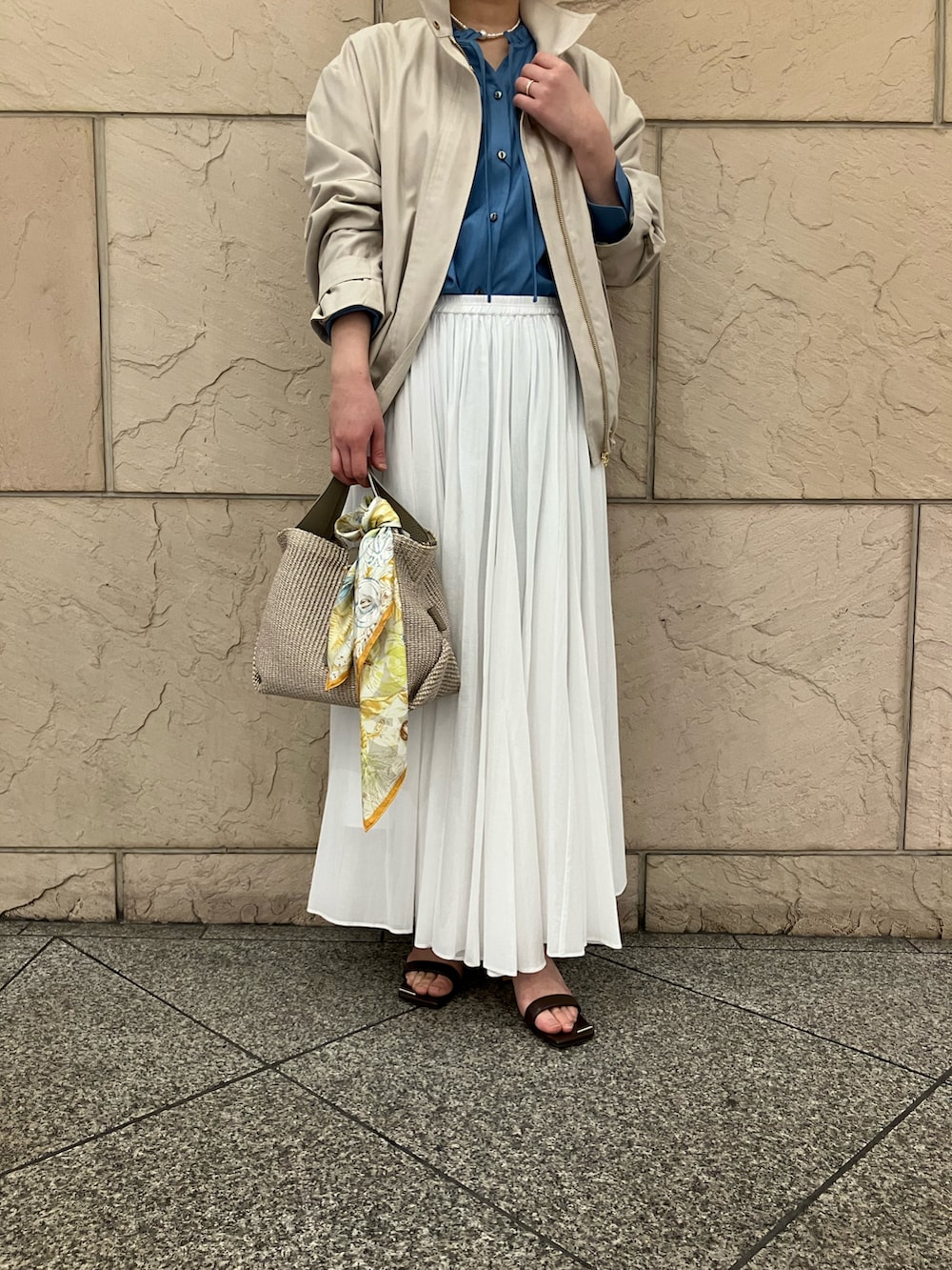 ブルー系のシャツ/ブラウス、ベージュ系のその他アウター、ホワイト系のスカートを着用したレディースの春コーディネートの5枚目の写真