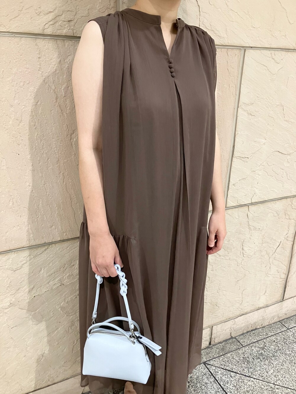 ブラウン系のワンピース、ブルー系のショルダーバッグ、シルバー系のサンダルを着用したレディースの夏コーディネートの4枚目の写真