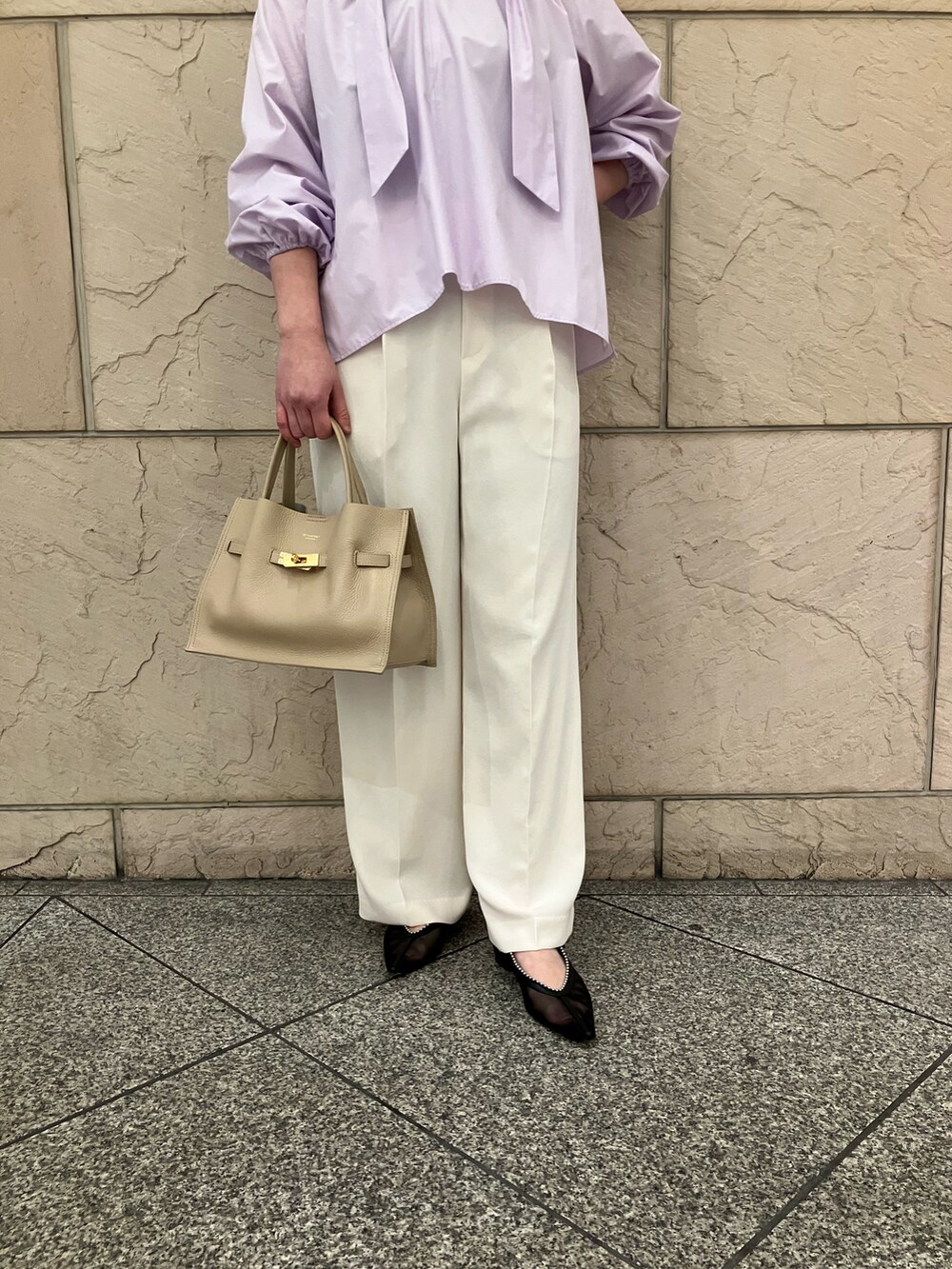 パープル系のシャツ/ブラウス、ベージュ系のバッグ、ホワイト系のその他パンツを着用したレディースの春コーディネートの4枚目の写真