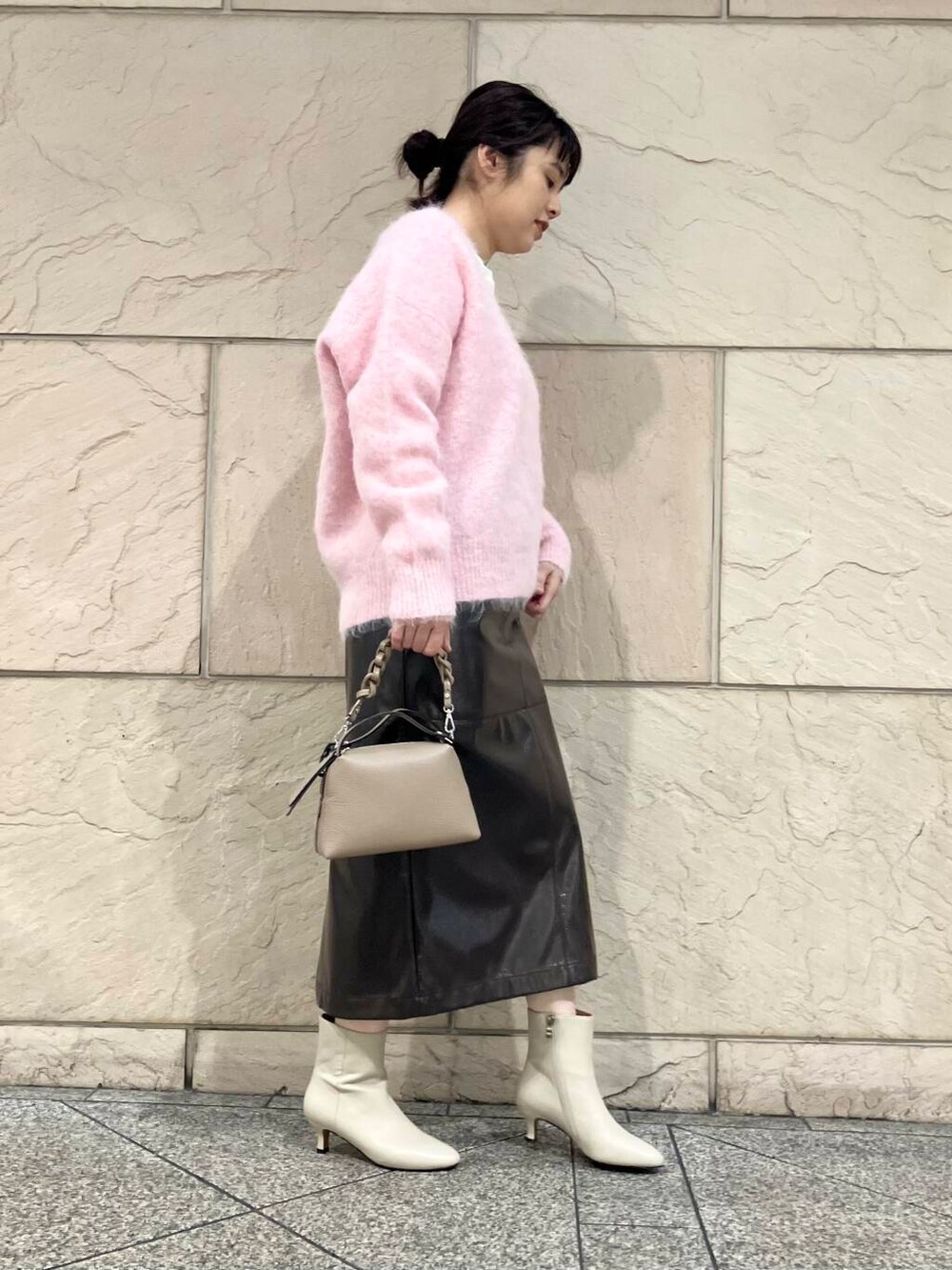 ホワイト系のTシャツ/カットソー、ベージュ系のブーツ、ブラウン系のスカートを着用したレディースの秋コーディネートの2枚目の写真