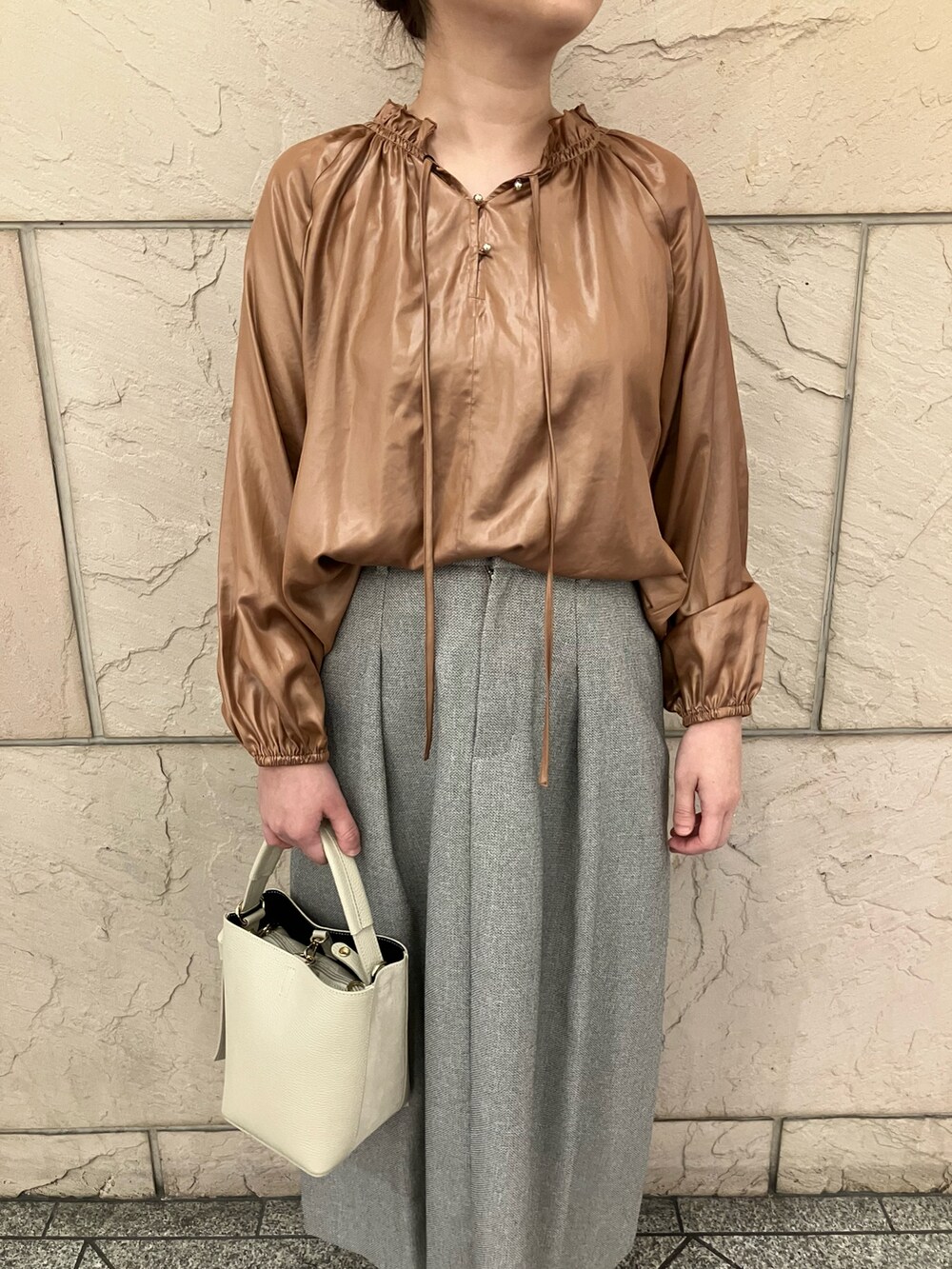 イエロー系のシャツ/ブラウス、グレー系のスカート、ホワイト系のバッグを着用したレディースの秋コーディネートの4枚目の写真