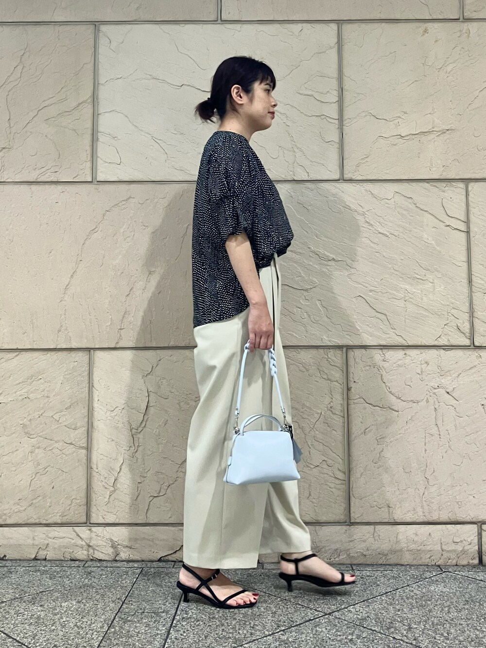 ブラック系のシャツ/ブラウス、ベージュ系のその他パンツ、ブラック系のサンダルを着用したレディースの夏コーディネートの3枚目の写真