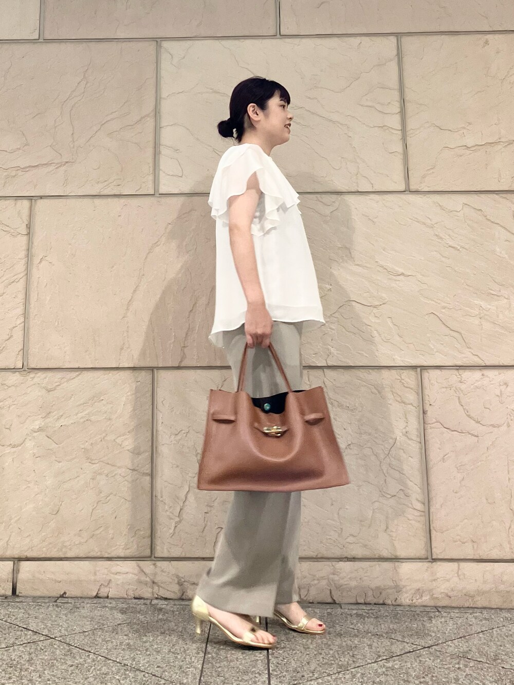ホワイト系のシャツ/ブラウス、ベージュ系のその他パンツ、ブラウン系のバッグを着用したレディースの夏コーディネートの2枚目の写真