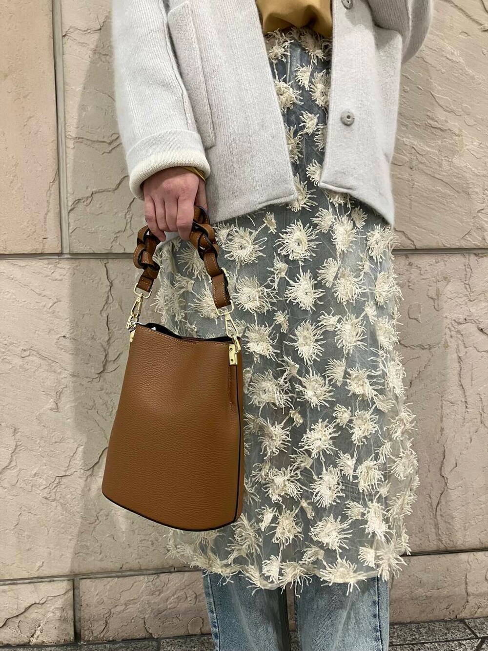 ブルー系のデニムパンツ、グレー系のカーディガン/ボレロ、イエロー系のシャツ/ブラウスを着用したレディースの秋コーディネートの6枚目の写真