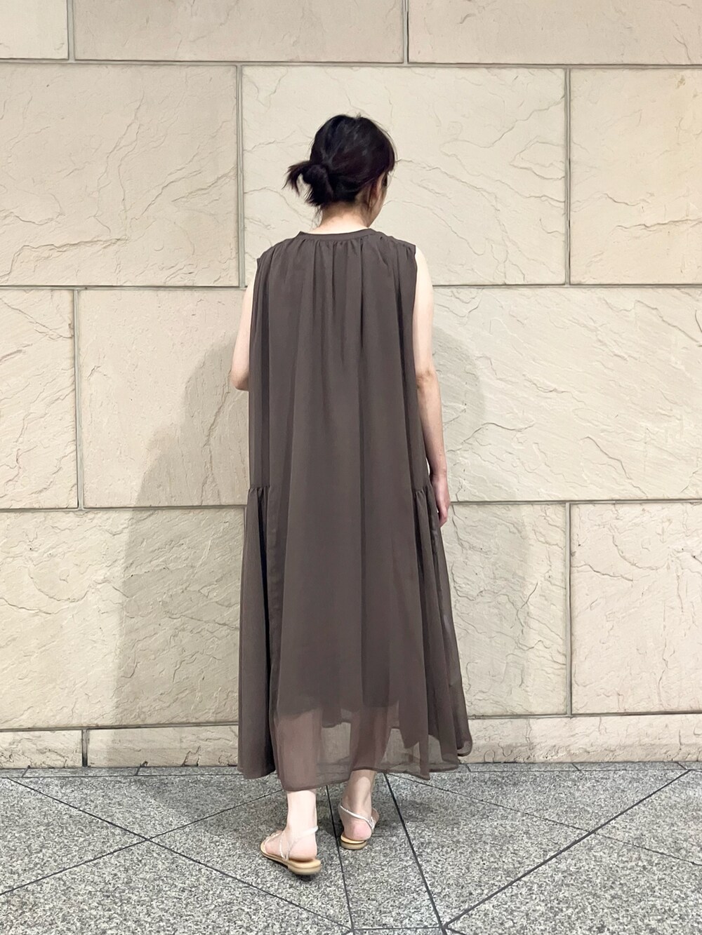 ブラウン系のワンピース、ブルー系のショルダーバッグ、シルバー系のサンダルを着用したレディースの夏コーディネートの3枚目の写真