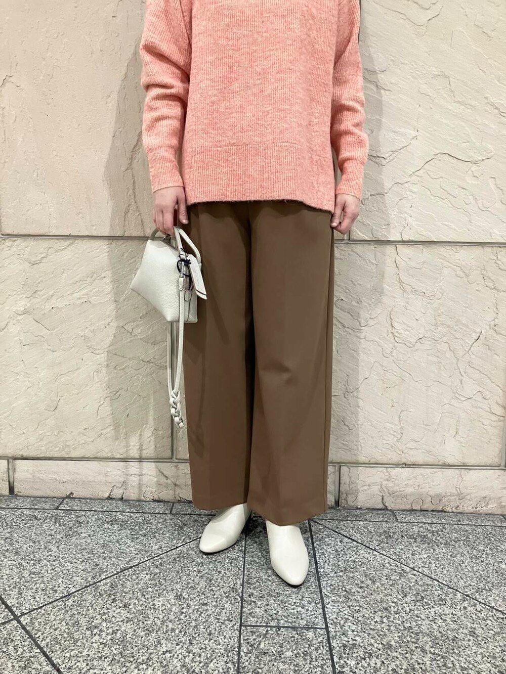 ベージュ系のブーツ、ブラウン系のその他パンツ、ピンク系のニット/セーターを着用したレディースの冬コーディネートの5枚目の写真
